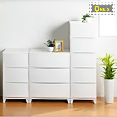 Demonstration of Sanka Japan made ROOM'S Shade, Japanese plastic storage chest. White in color. 3 ROOM'S Shade plastic storage chest is placed in the middle of the room.