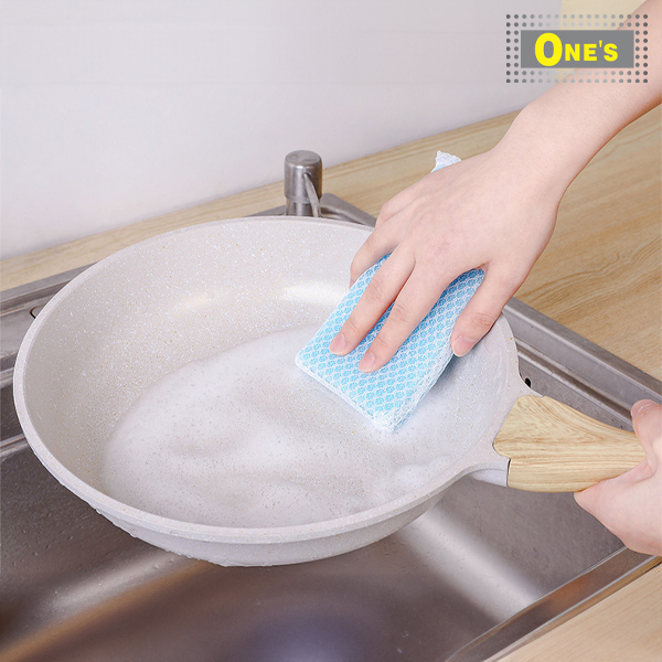 一組五件網袋廚房清潔百潔布 (A set of 5 Kitchen Sponge) Made in Japan, in color pink, yellow and Blue.