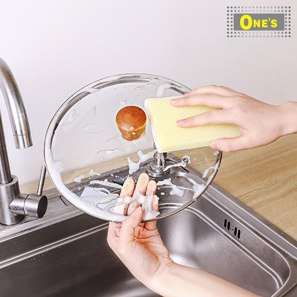 一組五件網袋廚房清潔百潔布 (A set of 5 Kitchen Sponge) Made in Japan, in color pink, yellow and Blue.