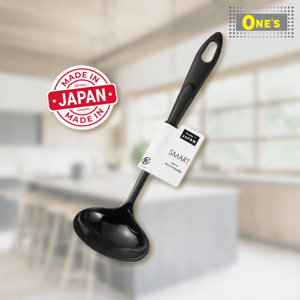 湯勺 お玉 Ladle. Made in Japan, black in color. Made of plastic.